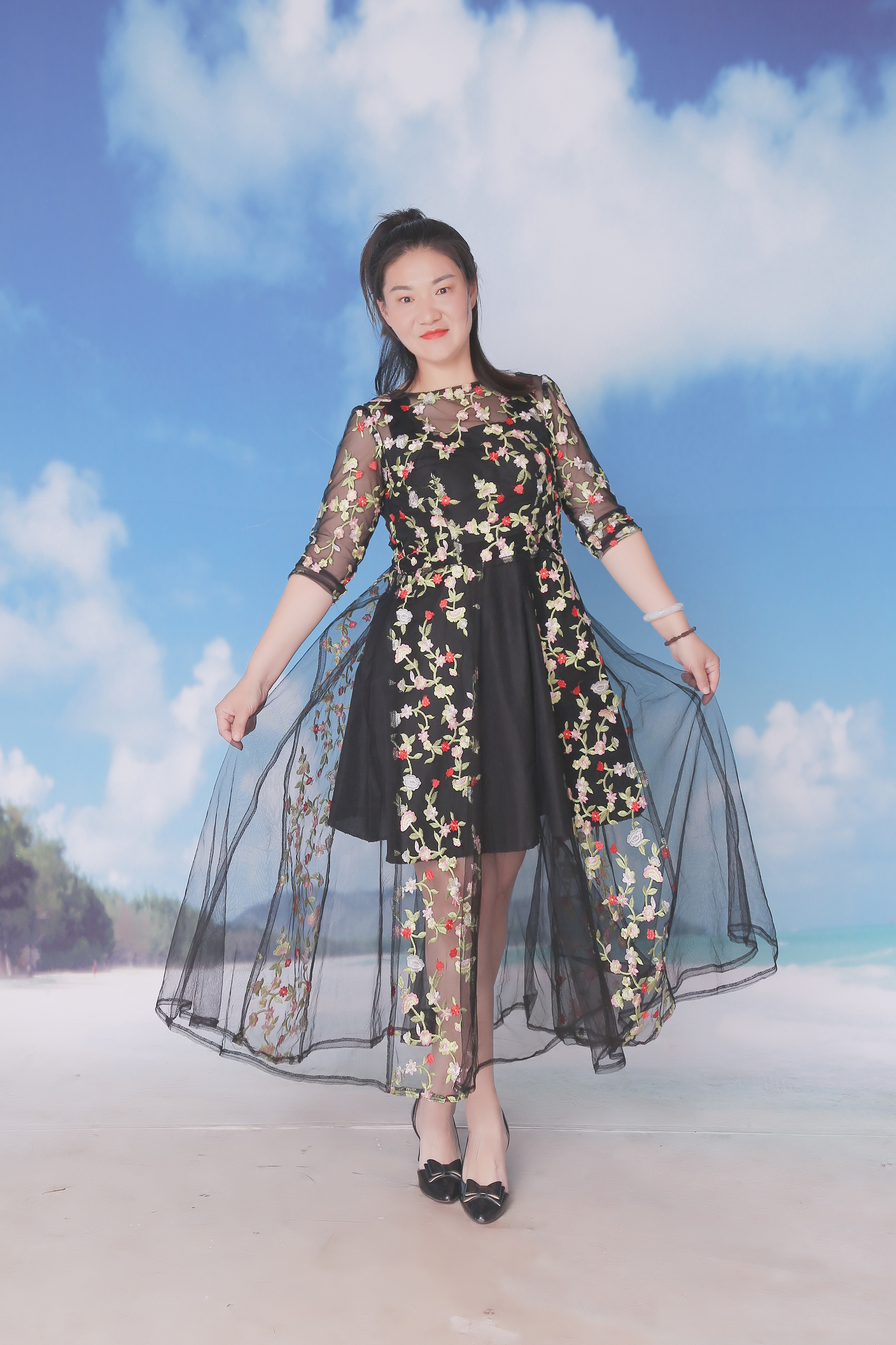 云想衣裳花想容，春风拂槛露华浓