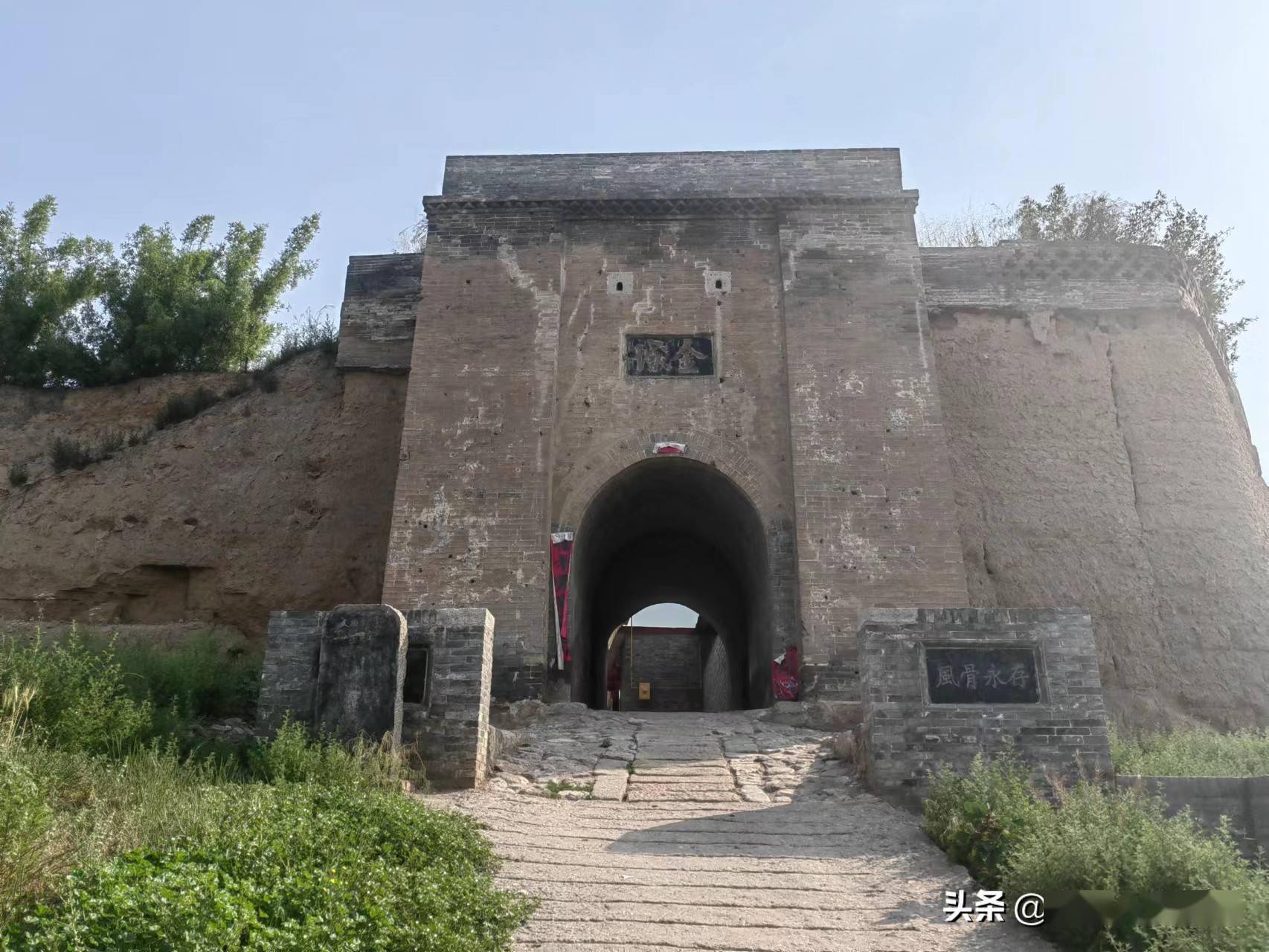 山西临汾有一座古老的城堡“金城堡”，城门上尽是枪炮弹孔