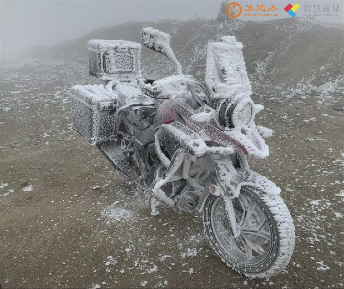 小伙露宿山顶醒来摩托车冻成“冰雕”：热车半小时才下山